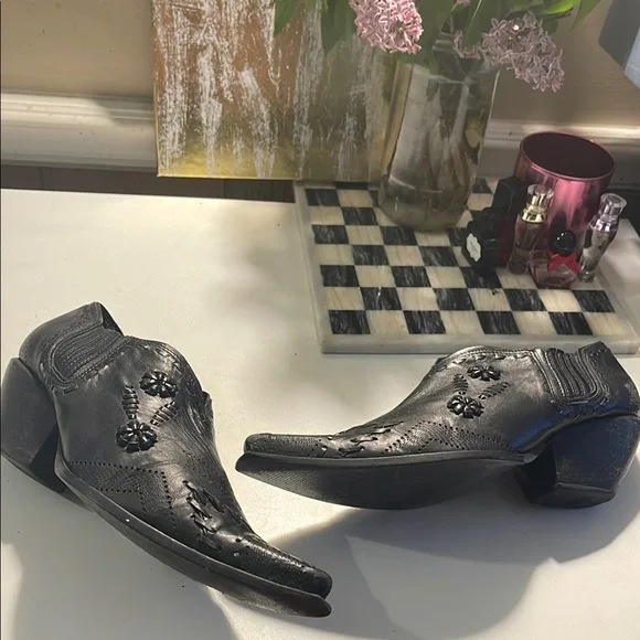 Black Leather Cowboy Boots with Pointed Toe and Decorative Stitching - Picture 6 of 16